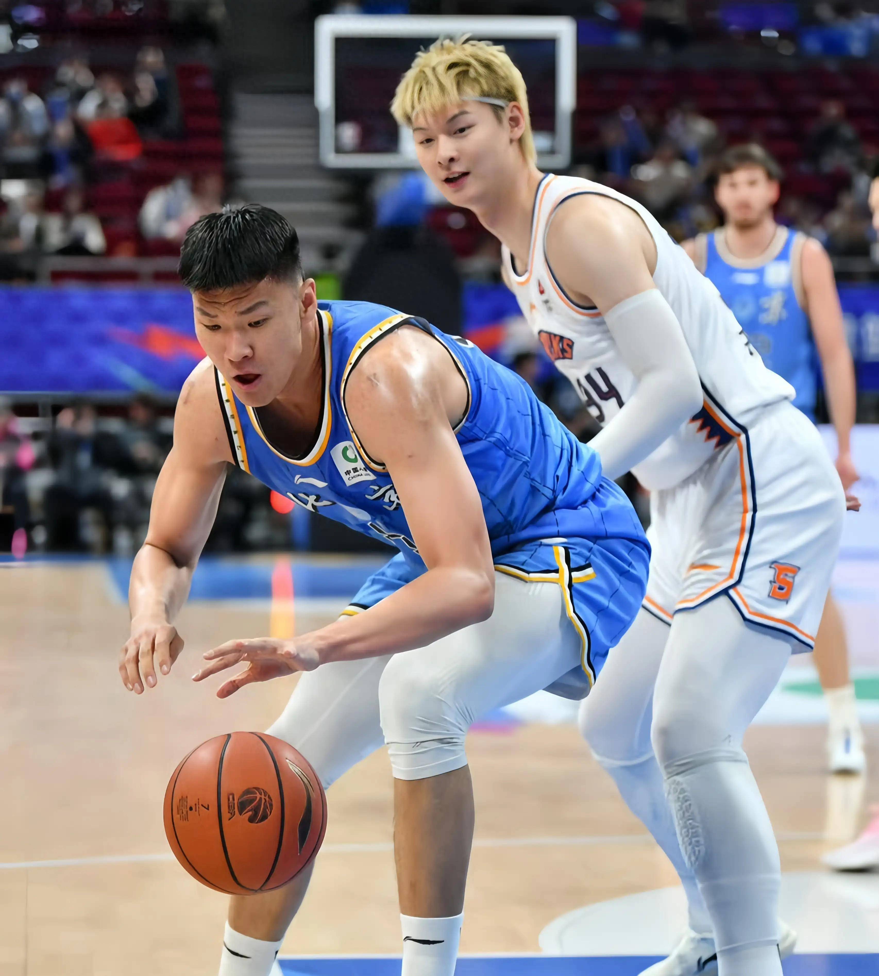 爱游戏体育-中国篮球联赛各具特色团队展现实力对决(中国篮球队伍名称)