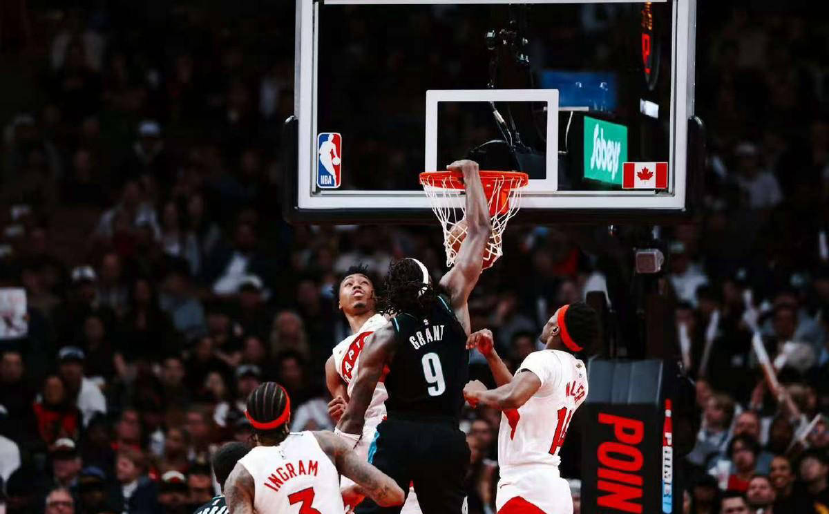 aiyouxi-开拓者客场逆转黄蜂，唐斯独得+助队获胜的简单介绍